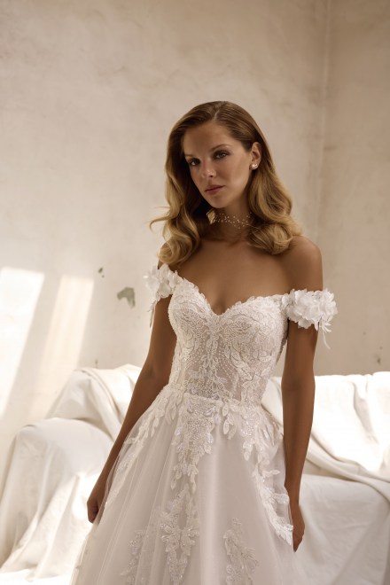 https://www.sposa-lia.com/images/stories/virtuemart/product/per-in white-020-bianca-02.jpg